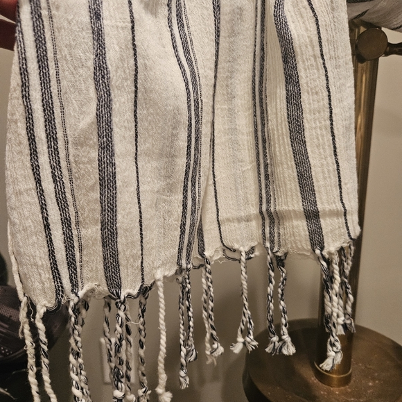 4 Beautiful scarves - Picture 3 of 15